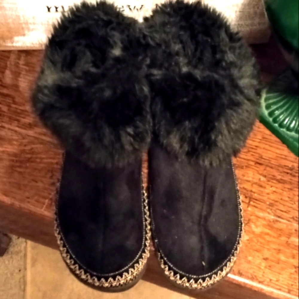 Women's Black Fur-Lined Isotoner Bootie Shoes 7.5-8
